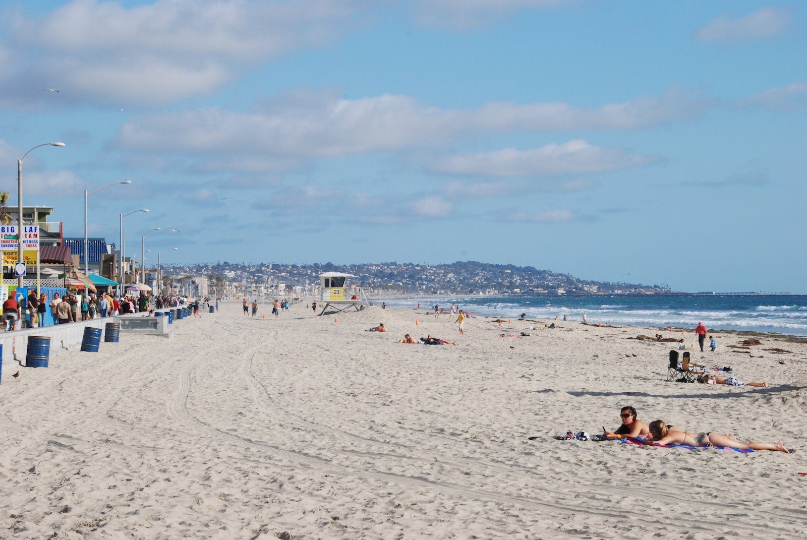 Image of tourists at Mission Beach, San Diego