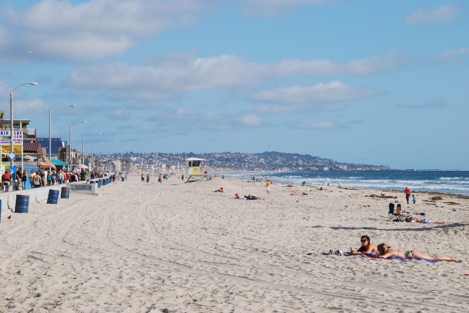 Image of tourists at Mission Beach, San Diego